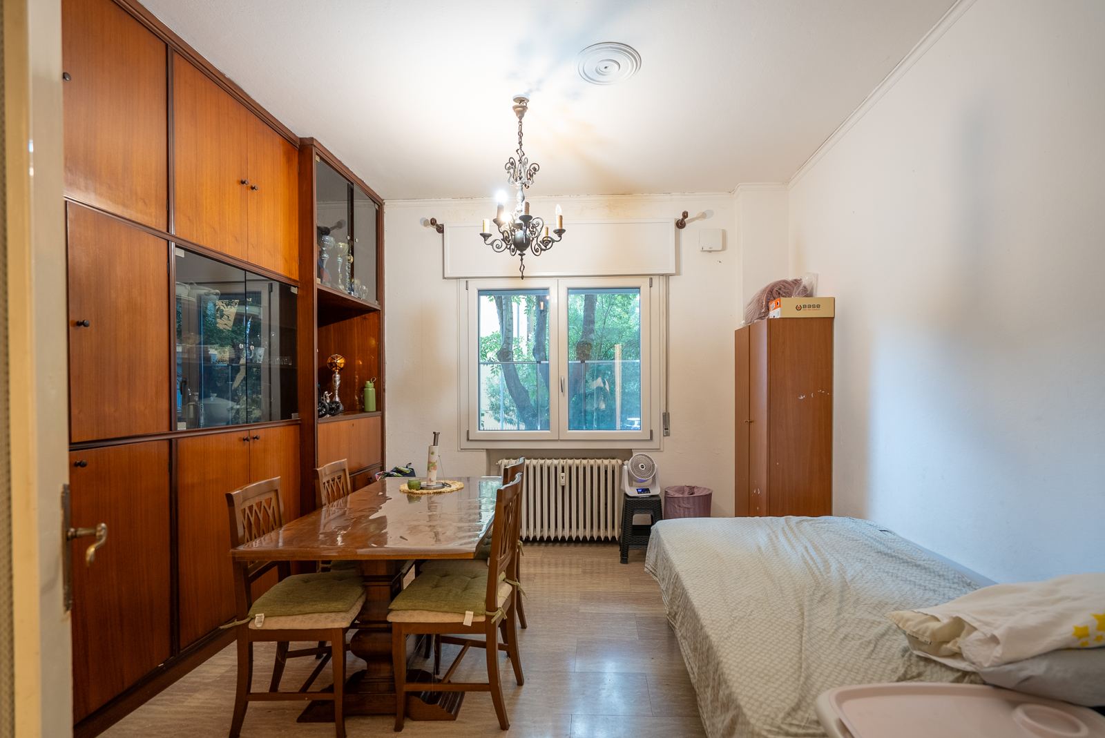Soggiorno con zona pranzo e finestra sul verde