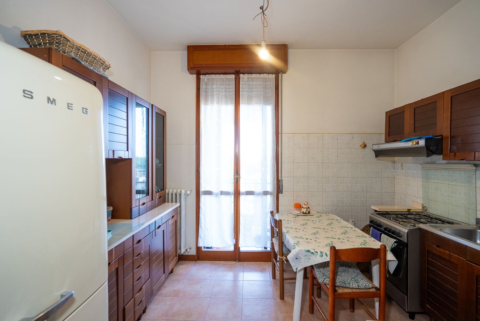 Cucina abitabile con portafinestra