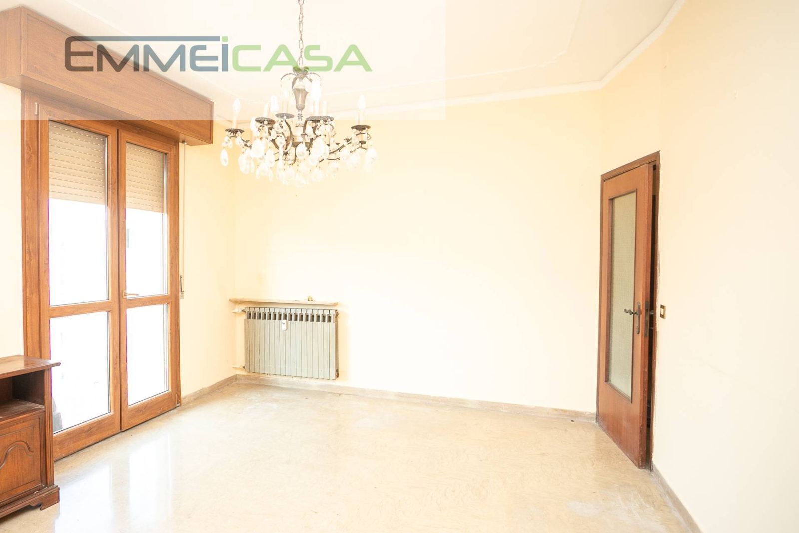 Soggiorno luminoso con balcone